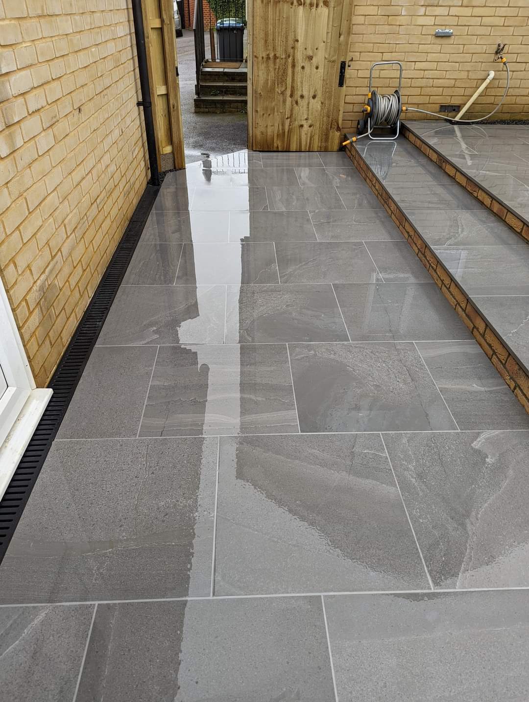 Patio installation Suffolk — Slate paved courtyard with decorative water feature reflection